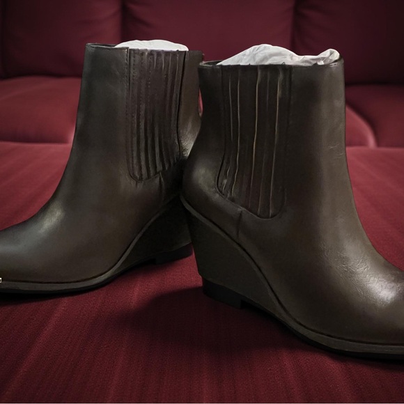 NIB NEW BCBGeneration Jacksin Mocha Wedge Ankle Boots Size 5M - Picture 6 of 11